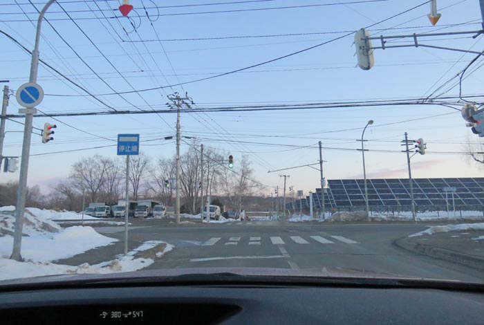 webnews今朝の北見/交差点から奥が無加川の右岸堤防
