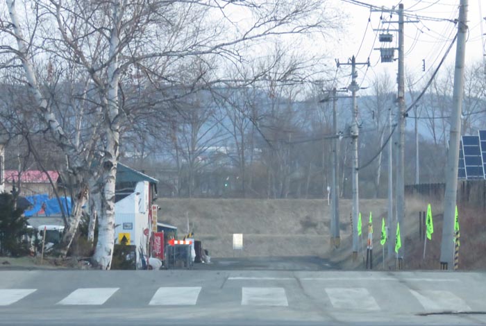 webnews今朝の北見/交差点から奥が無加川の右岸堤防