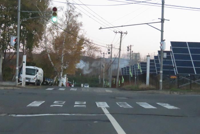 webnews今朝の北見/交差点から奥が無加川の右岸堤防