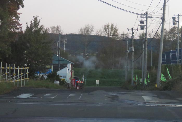 webnews今朝の北見/交差点から奥が無加川の右岸堤防