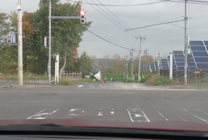 webnews今朝の北見/交差点から奥が無加川の右岸堤防
