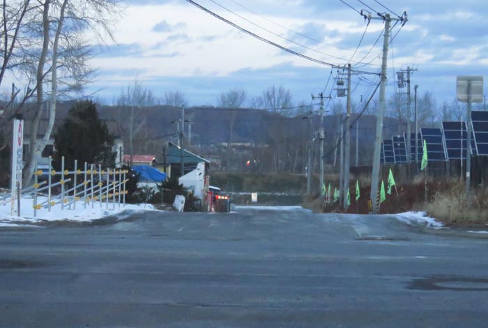 webnews今朝の北見/交差点から奥が無加川の右岸堤防