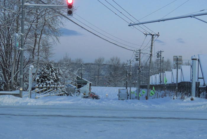 webnews今朝の北見/交差点から奥が無加川の右岸堤防